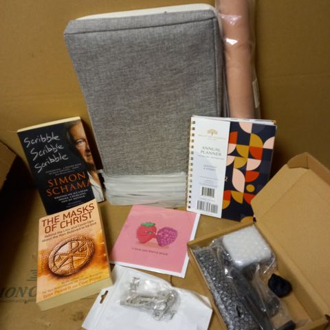 LOT OF APPROX 12 ASSORTED HOUSEHOLD ITEMS TO INCLUDE SIMON SCHAMA BOOK, THE MASKS OF CHRIST BOOK, BROADCASTING KIT, ETC