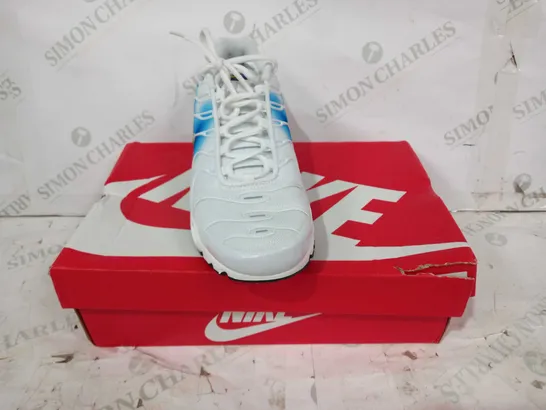 BOXED PAIR OF NIKE AIR MAX PLUS TRAINERS IN WHITE/BLUE/YELLOW UK SIZE 7