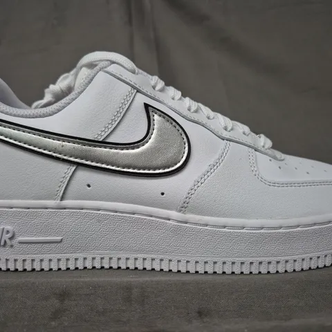 BOXED PAIR OF NIKE WOMEN'S AIR FORCE 1 '07 ESS SHOES IN WHITE/METALLIC SILVER UK SIZE 6.5