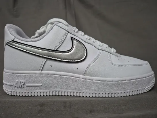 BOXED PAIR OF NIKE WOMEN'S AIR FORCE 1 '07 ESS SHOES IN WHITE/METALLIC SILVER UK SIZE 6.5