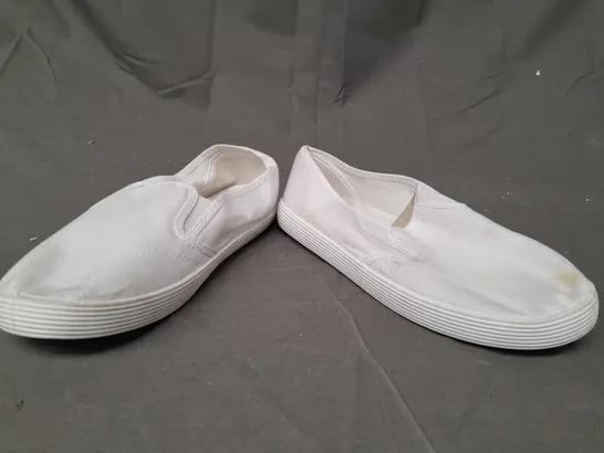 BOX OF APPROXIMATELY 20 PAIRS OF DESIGNER SLIP-ON PUMPS IN WHITE - VARIOUS SIZES