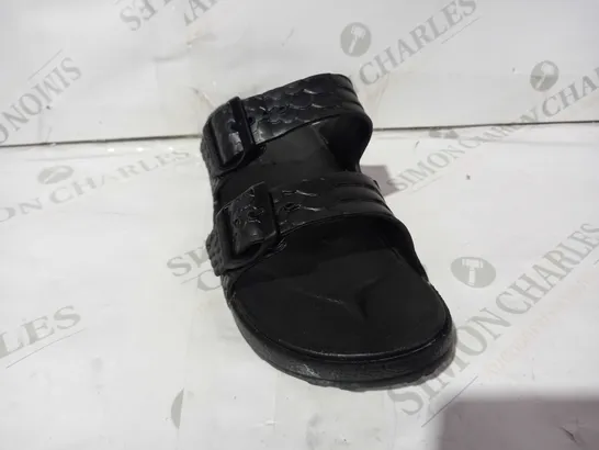 BOXED PAIR OF SKECHERS BLACK SANDALS UK SIZE 4