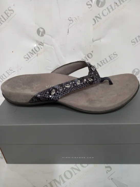 BOXED PAIR OF VIONIC REST LUCIA SANDALS IN SLATE SIZE 6.5