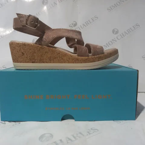 BOXED PAIR OF BZEES OPEN TOE WEDGE SANDALS SIZE 6