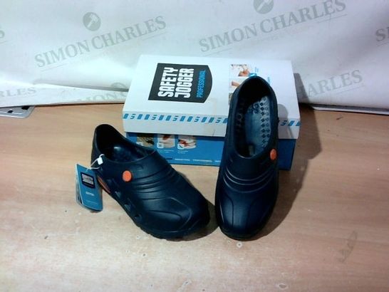 BOXED PAIR OF SAFETY JOGGER SHOES SIZE 37/38