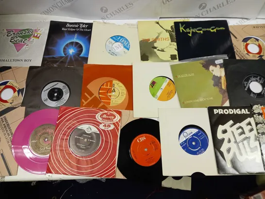 LOT OF 20 VINYL RECORDS TO INCLUDE BONNIE TYLER, OLIVIA NEWTON JOHN AND POWER RANGERS