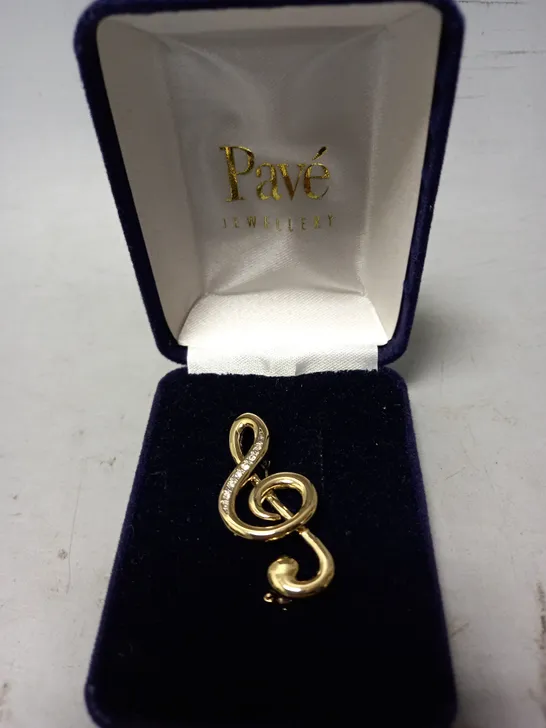 PAVÉ TREBLE CLEF BROOCH PIN IN GOLD EFFECT W. DIAMANTE DETAIL