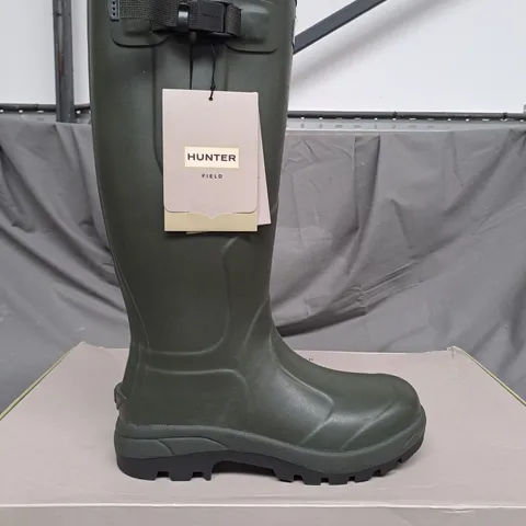 BOXED PAIR OF HUNTER BALMORAL CLASSIC WATERPROOF BOOTS IN DARK OLIVE SIZE 5