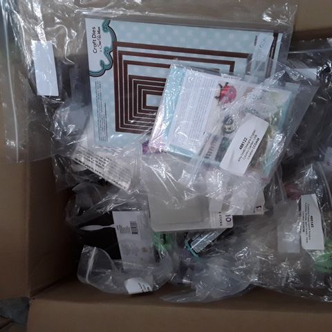 BOX OF APPROXIMATELY 60 CRAFT ITEMS TO INCLUDE A CRAFTERS HOT GLUE GUN COLLECTION AND A AMY DODD DESIGNS COUNTRY GARDEN USB
