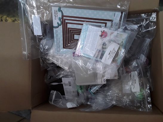 BOX OF APPROXIMATELY 60 CRAFT ITEMS TO INCLUDE A CRAFTERS HOT GLUE GUN COLLECTION AND A AMY DODD DESIGNS COUNTRY GARDEN USB