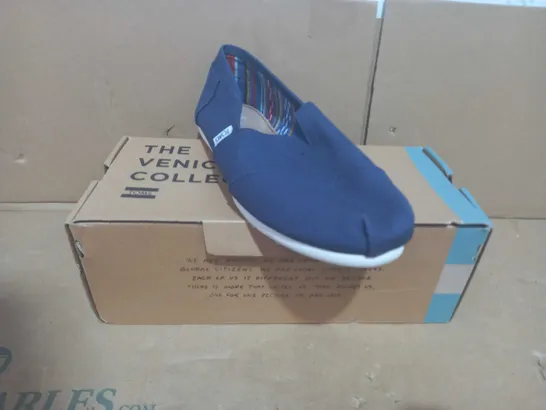 BOXED PAIR OF TOMS THE VENICE COLLECTION CANVAS SHOES IN NAVY UK SIZE 8