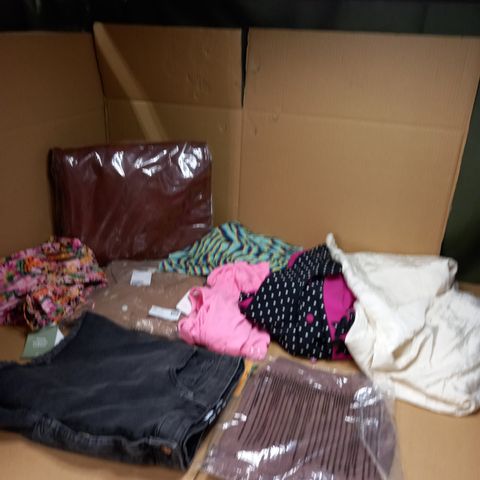 LOT OF APPROX 25 ASSORTED ITEMS OF CLOTHING IN VARYING STYLE'S/SIZES/COLOURS TO INCLUDE: TROUSERS, TOPS, DRESSES