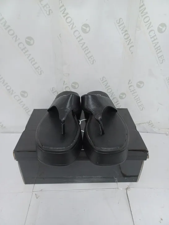 KOI FOOTWEAR LADIES BLACK CHUNKY SLIDERS SIZE 5