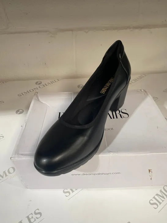 BOXED PAIR OF DREAMPAIRS BLACK SHOES SIZE 10