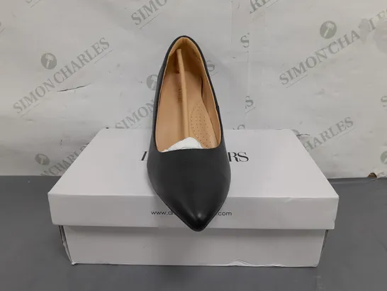 BOXED PAIR OF DREAM PAIRS POINTED TOE SLIP-ON WEDGES IN BLACK UK SIZE 9