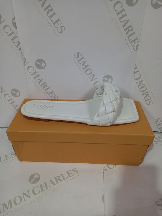 BOXED PAIR OF SIMI LONDON FLIPFLOPS SIZE 7