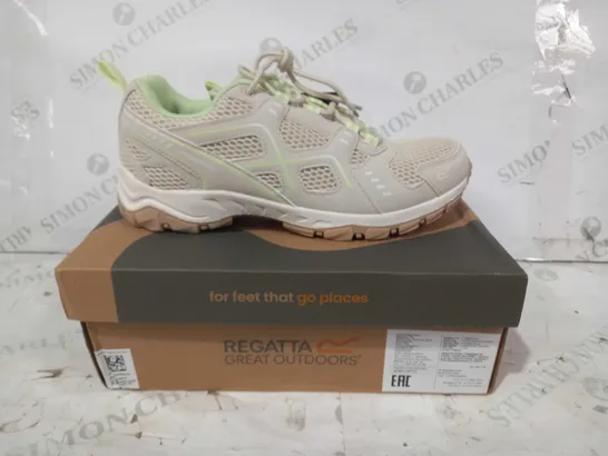 BOXED PAIR OF REGATTA LADY VENDEAVOUR ES WP SHOES IN BARLEY WHITE/LIME CREAM UK SIZE 7