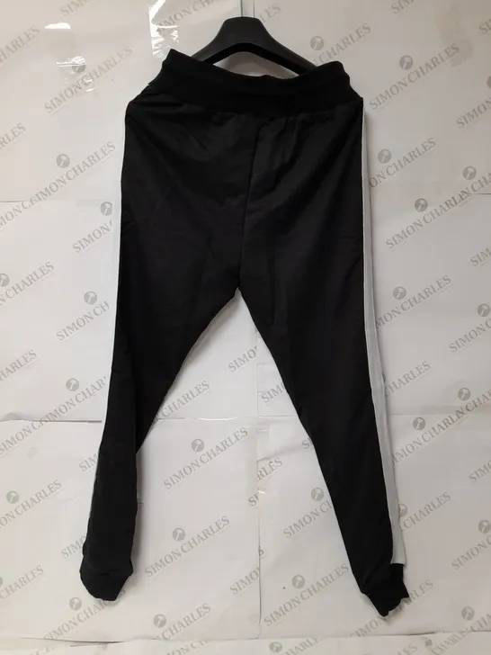 NIKE JOGGERS IN BLACK AND WHITE SIZE XL