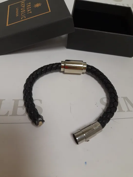 TREAT REPUBLIC PERSONALISED MENS BLACK LEATHER BRACELET RRP £40