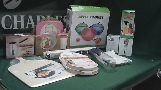 BOX OF ASSORTED KITCHEN ITEMS TO INCLUDE PIZZA PEEL, PINEAPPLE CUTTER, FRUIT BASKET
