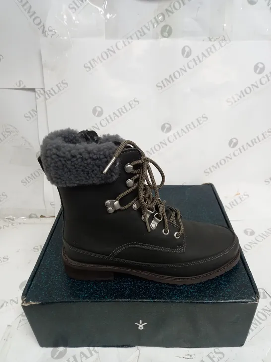 EMU AUSTRAILIA DARK GREY OKAB WATERPROOF BOOTS - SIZE 6