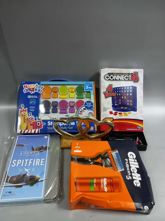 APPROXIMATELY 15 ASSORTED HOUSEHOLD PRODUCTS TO INCLUDE MINI TORCH, CONNECT 4 ON THE GO GAME, PERSONALISED HEART ORNAMENT ETC