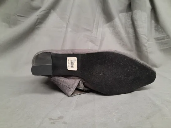 BOX OF APPROX 9 UNBRANDED HIGH HEEL BOOTS IN GREY - SIZE UNSPECIFIED 