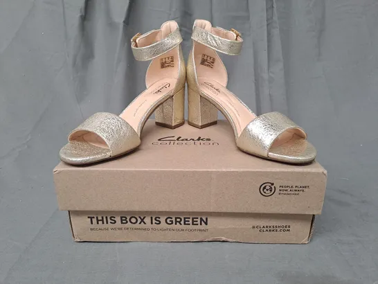 BOXED PAIR OF CLARKS DEVA MAE OPEN TOE BLOCK HEEL SANDALS IN METALLIC CHAMPAGNE UK SIZE 3.5