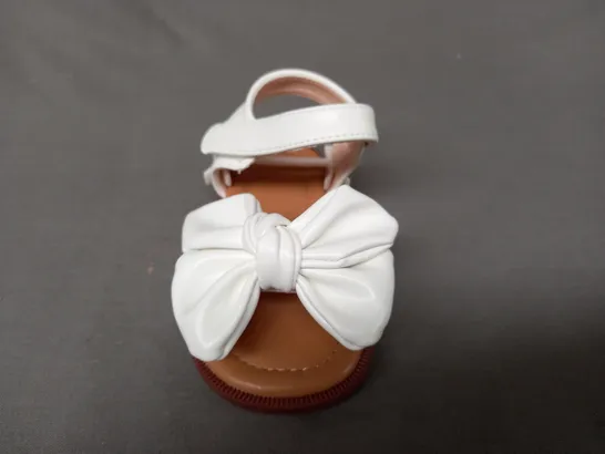 BOXED PAIR OF DESIGNER INFANT OPEN TOE SANDALS IN WHITE W. BOW DETAIL EU SIZE 20