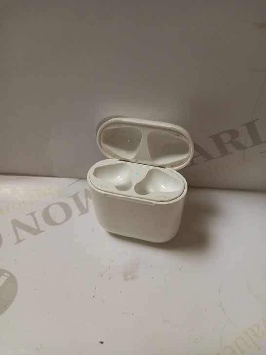 APPLE AIRPODS CHARGING CASE 