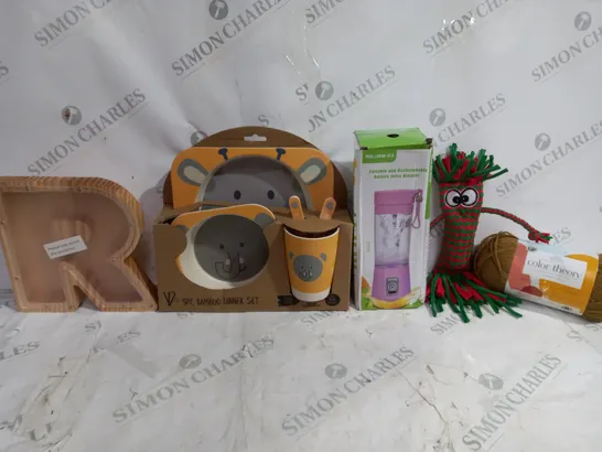 BOX OF APPROXIMATELY 15 ASSORTED ITEMS TO INCLUDE - BAMBOO 5 PEICE DINNER SET - TWO HAND COLOUR THEORY COTTON WOOL - PORTABLE BLENDER ECT