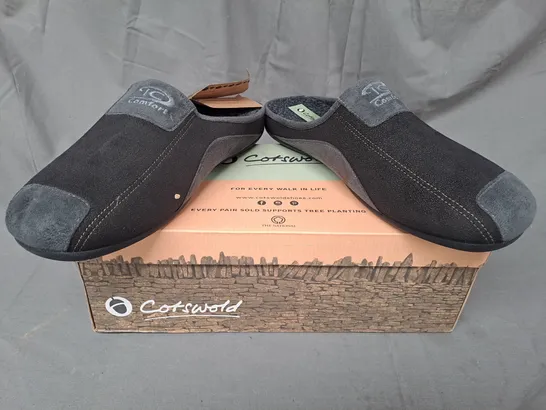 BOXED PAIR OF COTSWOLD WESTWELL SLIPPERS IN BLACK EU SIZE 45