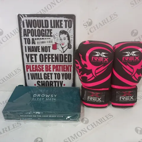 BOX OF APPROXIMATELY 20 ASSORTED HOUSEHOLD ITEMS TO INCLUDE REX BOXING GLOVES IN BLACK/PINK SIZE SMALL, DROWSY SLEEP MASK, NOVELTY METAL POSTER, ETC