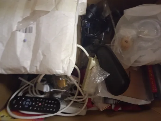 BOX OF APPROXIMATELY 20 HOUSEHOLD ITEMS TO INCLUDE CAR CHARGER, IPHONE X COVER, ETC - COLLECTION ONLY