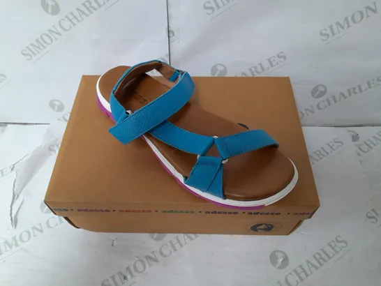 ADESSO LEATHER STRAP RUBBER SOLE WALKING SANDAL IN BLUE AND PINK SIZE 7