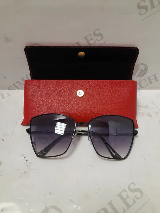 GUESS TEAGAN BLACK LARGE SUNGLASSES 