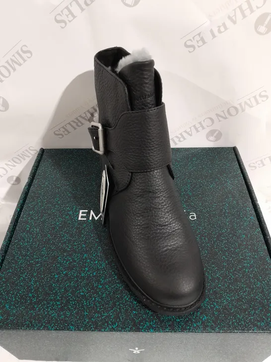 BOXED PAIR OF EMU EXPLORER BOURKE WATER RESISTANT ANKLE BOOTS IN BLACK - SIZE 7