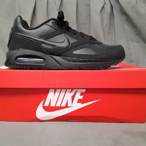 BOXED PAIR OF NIKE AIR MAX SHOES IN BLACK UK SIZE 10.5