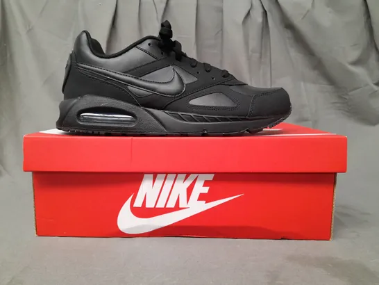 BOXED PAIR OF NIKE AIR MAX SHOES IN BLACK UK SIZE 10.5