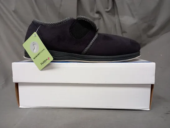 BOXED PAIR OF PADDERS HARRY SLIPPERS IN BLACK SIZE 9