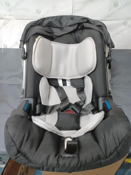 DOONA PLUS CAR SEAT AND STROLLER BLACK