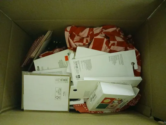 MEDIUM BOX OF APPROXIMATELY 20 ASSORTED HOUSEHOLD ITEMS TO INCLUDE PHONE CASES, CHRISTMAS CARDS AND DECORATIONS