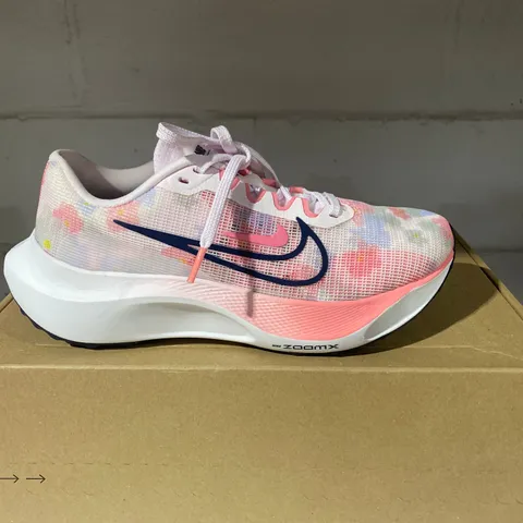 BOXED PAIR OF WOMENS ZOOM FLY 5 PRM TRAINERS SIZE 5.5