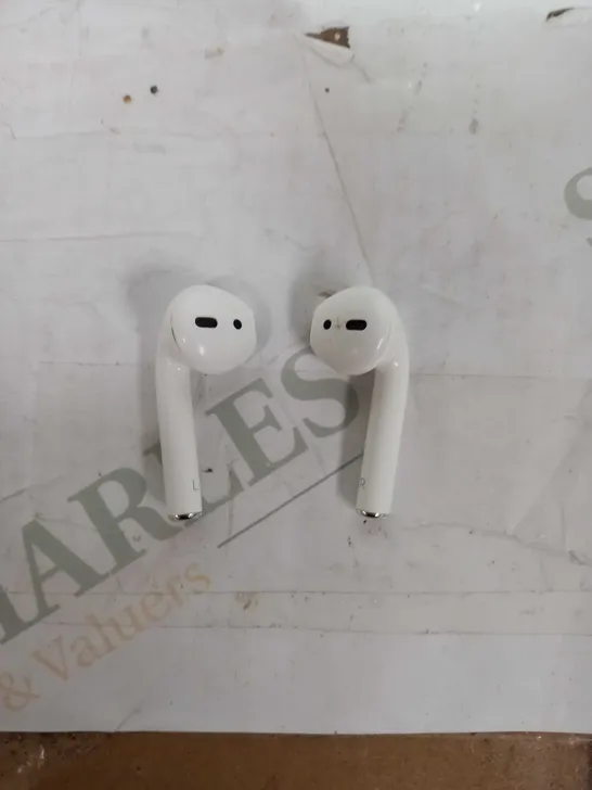 APPLE AIRPODS WITH CHARGING CASE 