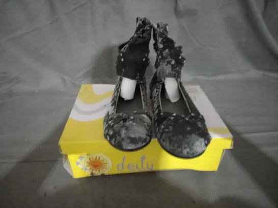 APPROXIMATELY 10 BOXED PAIR OF DEITY JUNIOR KIDS SHOES IN VARIOUS SIZES