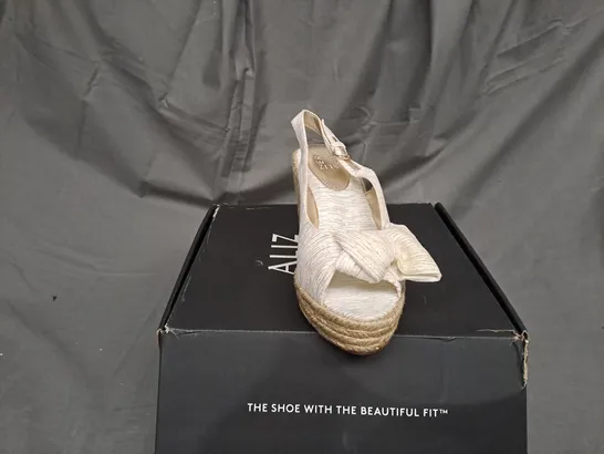 BOXED PAIR OF NATURALIZER BETTINA WEDGE SANDALS IN WHITE SIZE 6 