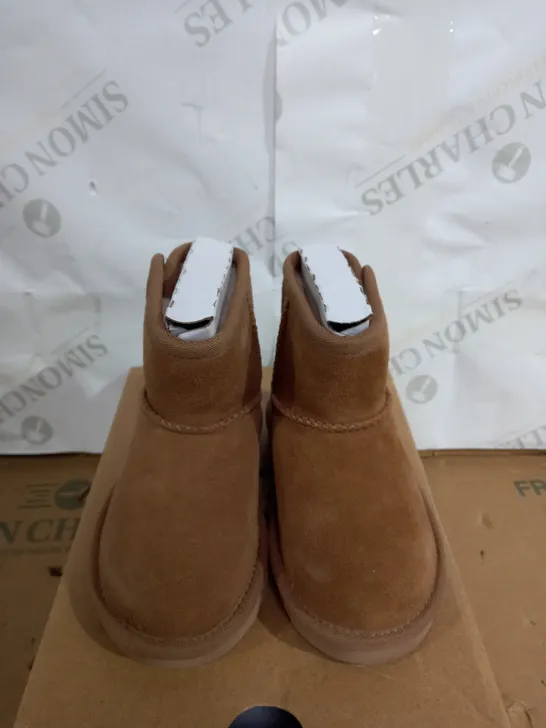 BOXED PAIR OF CHILDRENS BROWN UGG BOOTS SIZE 5