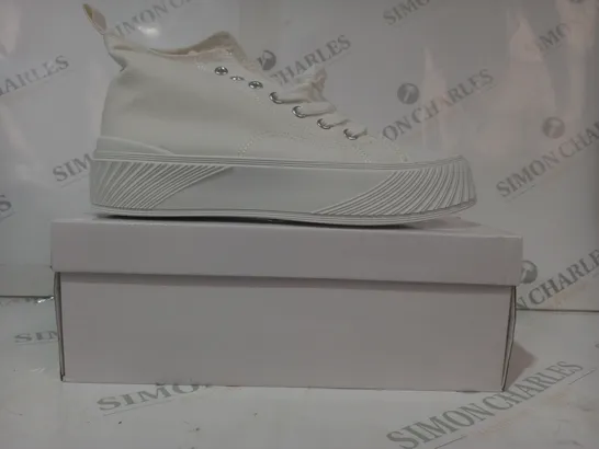 BOXED PAIR OF FASHION PLATFORM CANVAS SHOES IN OFF-WHITE EU SIZE 41