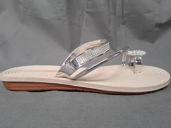 BOXED PAIR OF DESIGNER SANDALS IN METALLIC SILVER EU SIZE 40