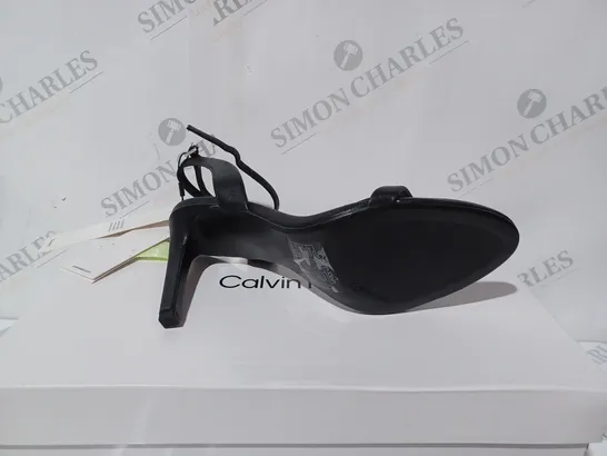 CALVIN KLEIN ESSENTAIL BLACK HEELS - SIZE 4